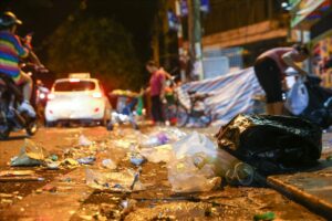Người Dân TP.HCM Cùng Chung Tay Dọn Rác Sau Lễ Hội