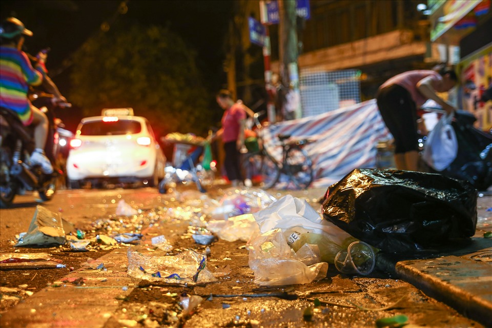 Người Dân TP.HCM Cùng Chung Tay Dọn Rác Sau Lễ Hội