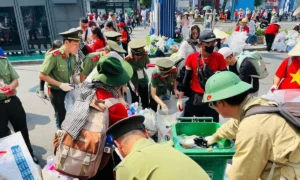 Thể hiện tinh thần trách nhiệm: Cùng nhau dọn rác sau lễ hội