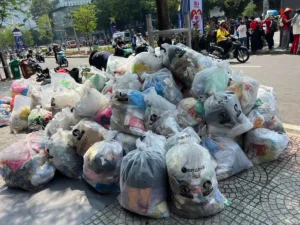 Cùng nhau gìn giữ vệ sinh sau lễ hội