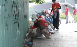 Ý thức cộng đồng trong việc dọn rác sau lễ hội ở TP.HCM