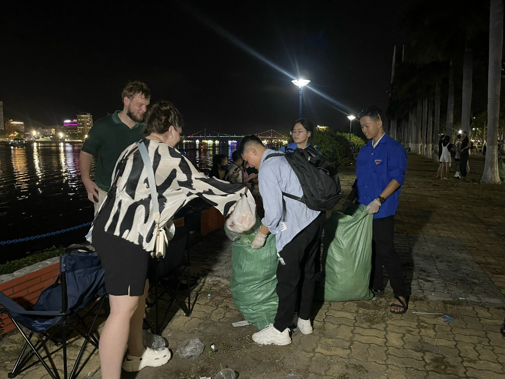 Duy Trì Hình Ảnh Đẹp: Cùng Nhau Dọn Rác Sau Lễ Hội