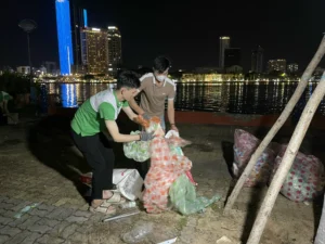 Cùng nhau dọn rác sau lễ hội: Hình ảnh đẹp cần tiếp nối